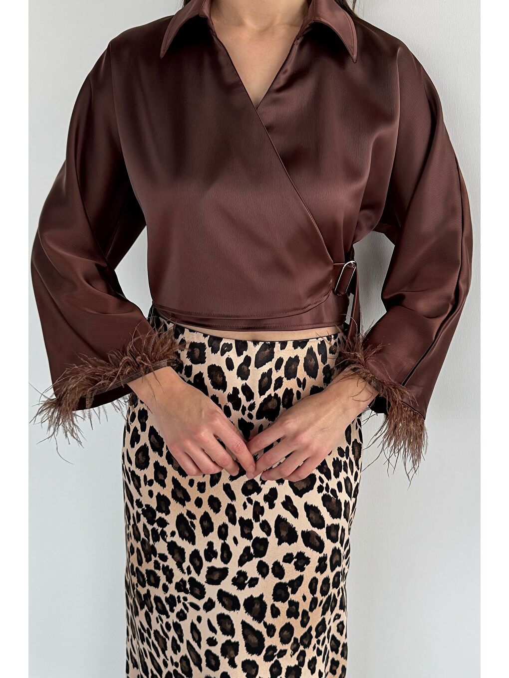 Kahverengi Kadın Kol Ucu Tüylü Kruvaze Yaka Saten Bluz-2