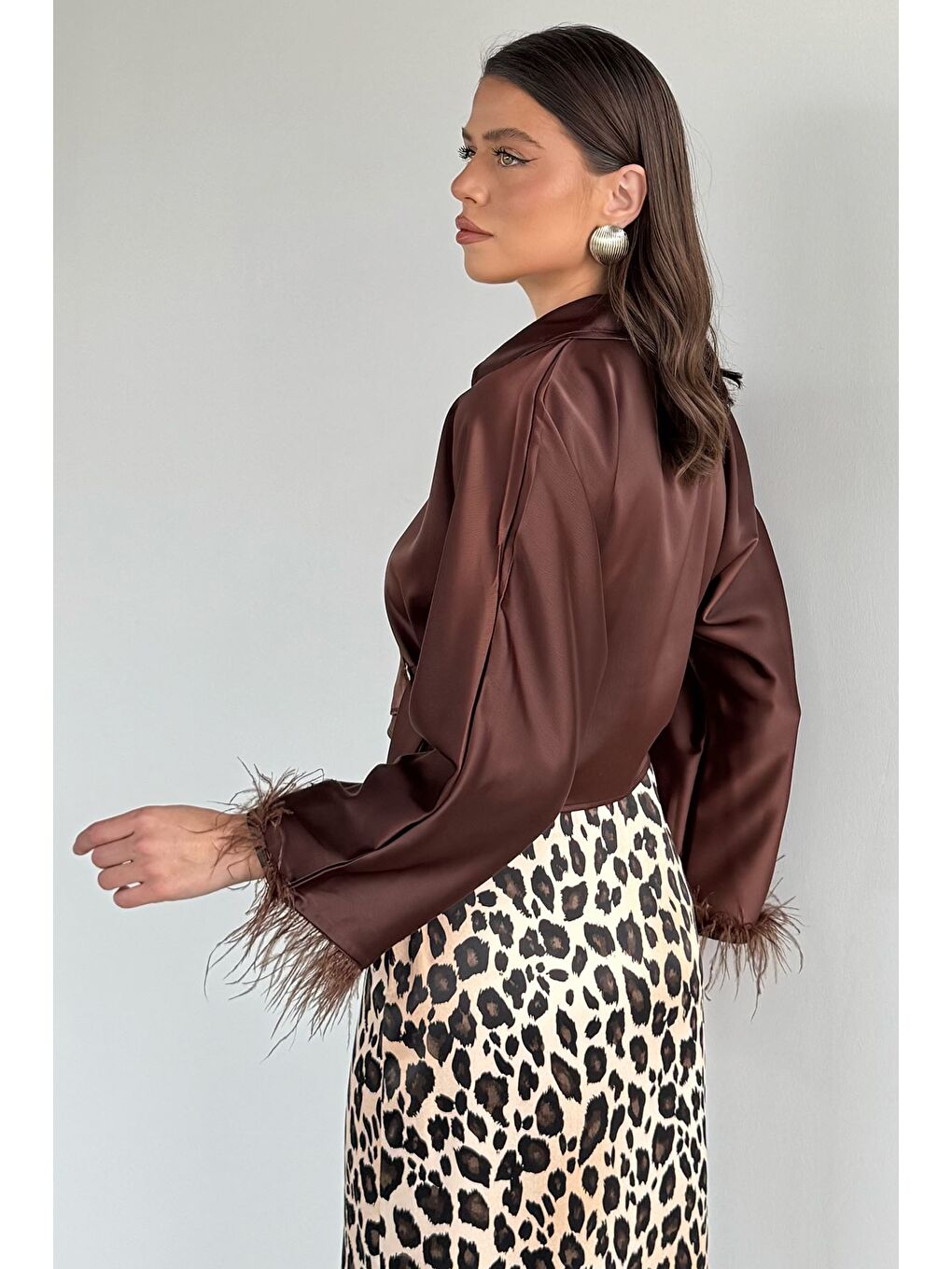 Kahverengi Kadın Kol Ucu Tüylü Kruvaze Yaka Saten Bluz-3