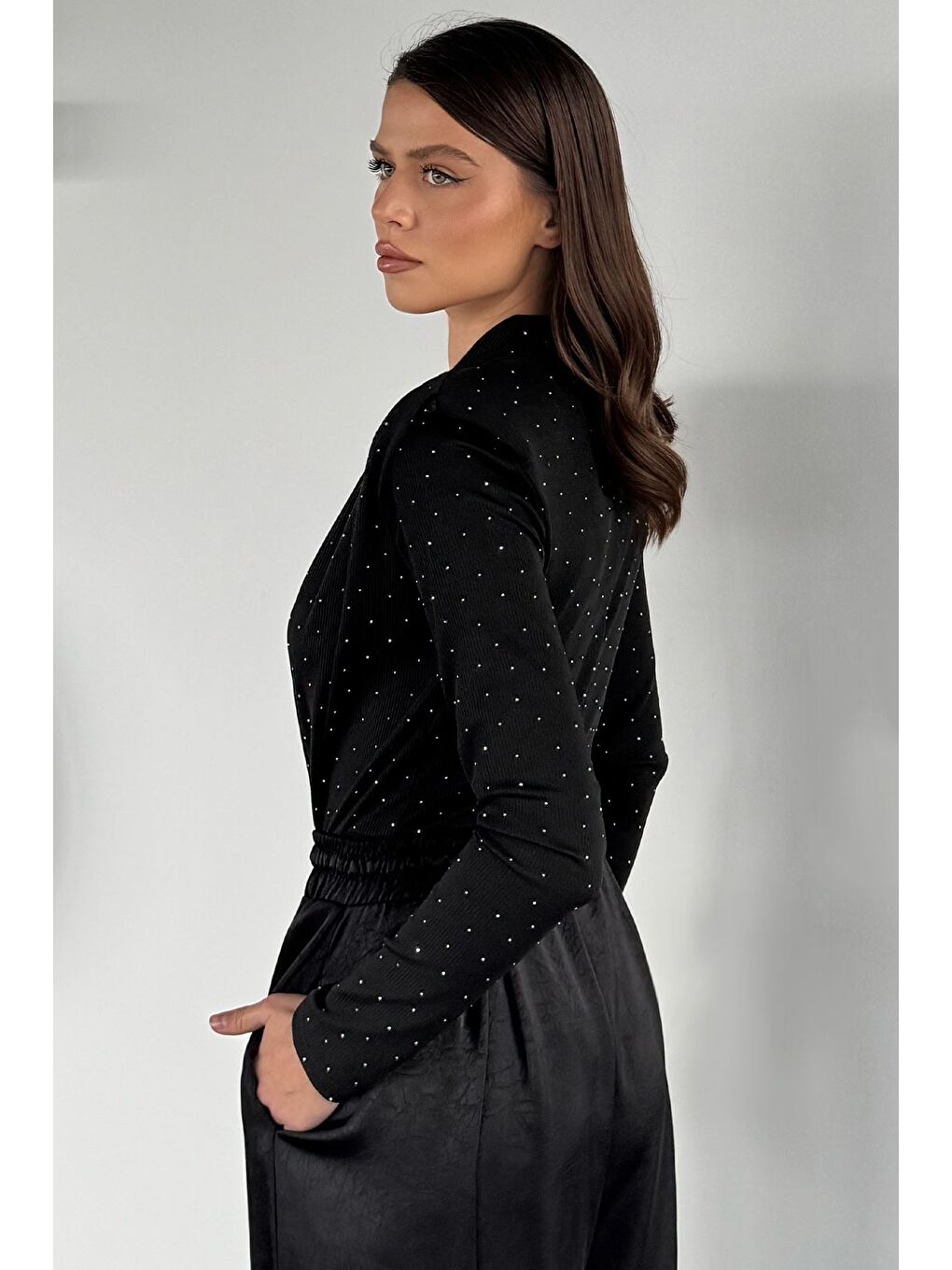 Siyah Taşlı Kravuze Yaka Vatkalı Bodysuit-3