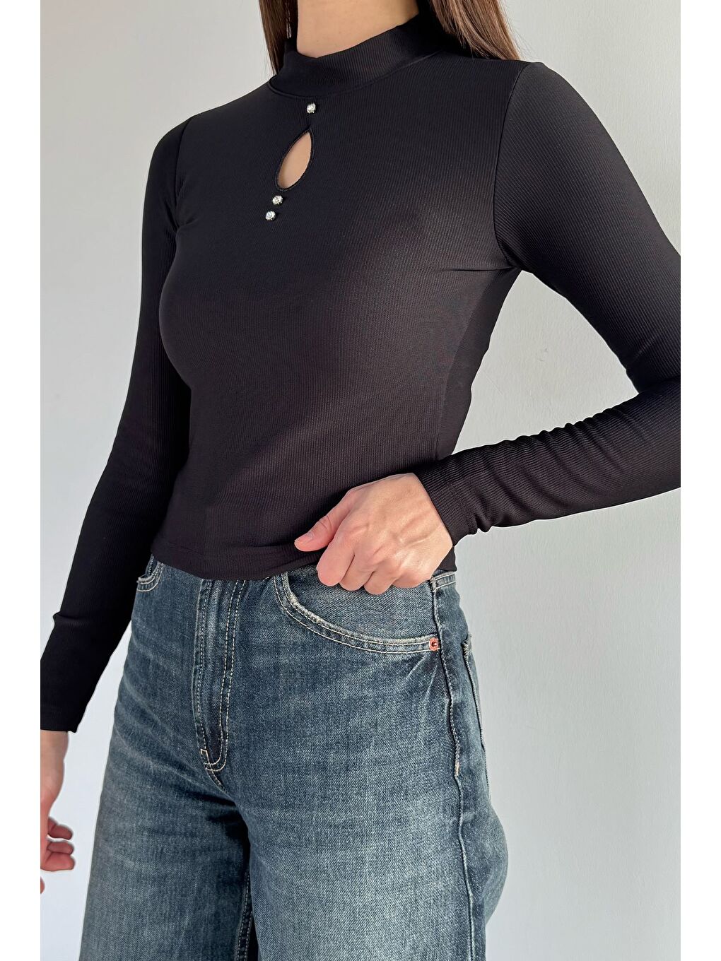 Siyah Kadın Ön Pencere Detaylı Kendinden Desenli Bluz-2