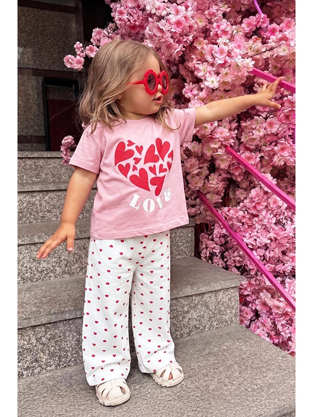 Kız Çocuk Pamuklu Pembe Kalp Baskılı T-Shirt Ve Kalpli Müslin Pantolon Alt Üst Takım