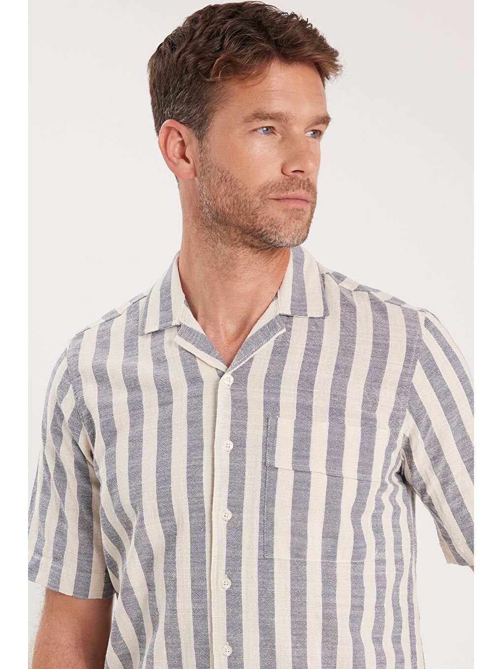 Karışık Erkek Regular Fit Klasik Kesim Kısa Kollu Apaş Yaka Çizgili Cepli %100 Pamuk Gömlek-1