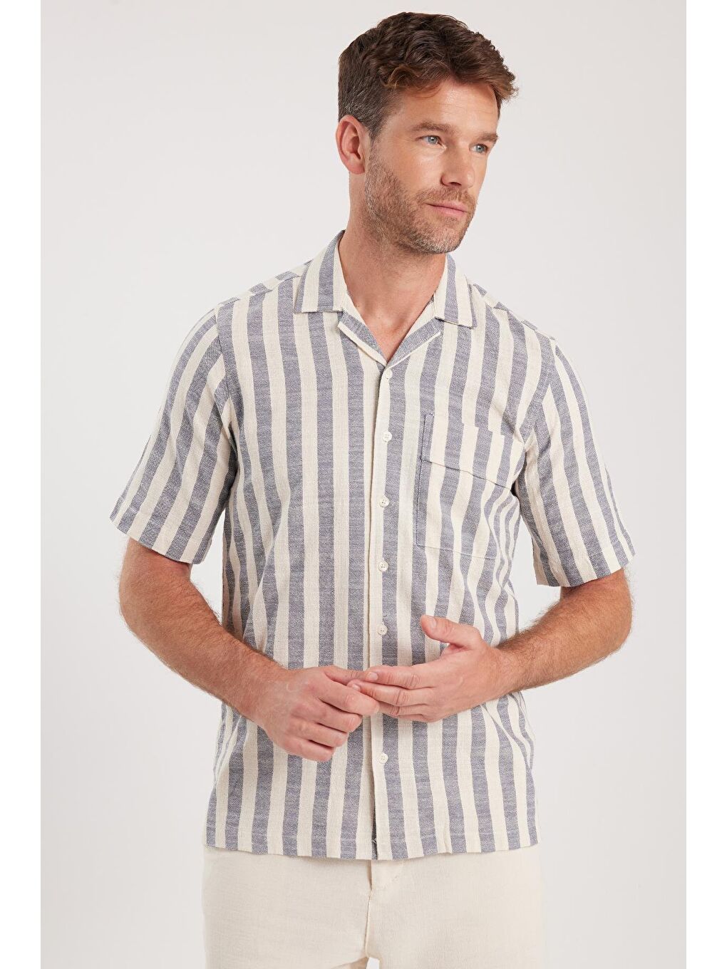 Karışık Erkek Regular Fit Klasik Kesim Kısa Kollu Apaş Yaka Çizgili Cepli %100 Pamuk Gömlek-3