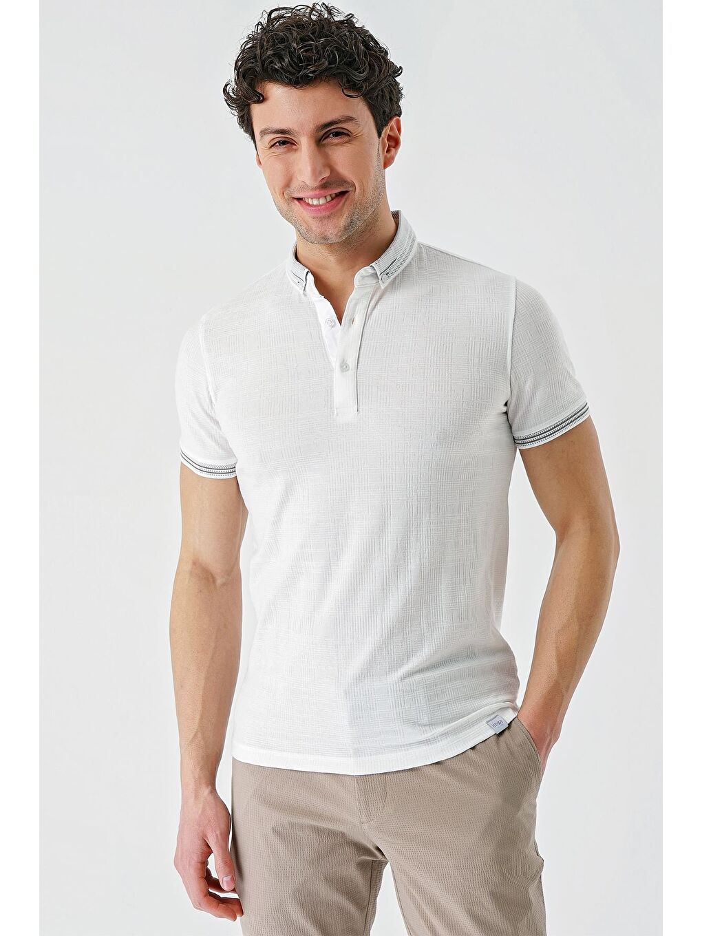 Beyaz Desenli Jakarlı Düğmeli Yaka Cepli Casual Slim Fit Dar Kesim Tişört 1011240174