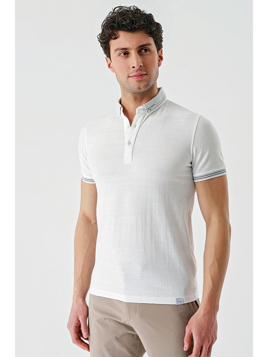 Beyaz Desenli Jakarlı Düğmeli Yaka Cepli Casual Slim Fit Dar Kesim Tişört 1011240174-3