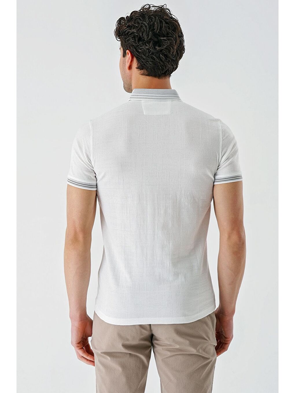 Beyaz Desenli Jakarlı Düğmeli Yaka Cepli Casual Slim Fit Dar Kesim Tişört 1011240174-6