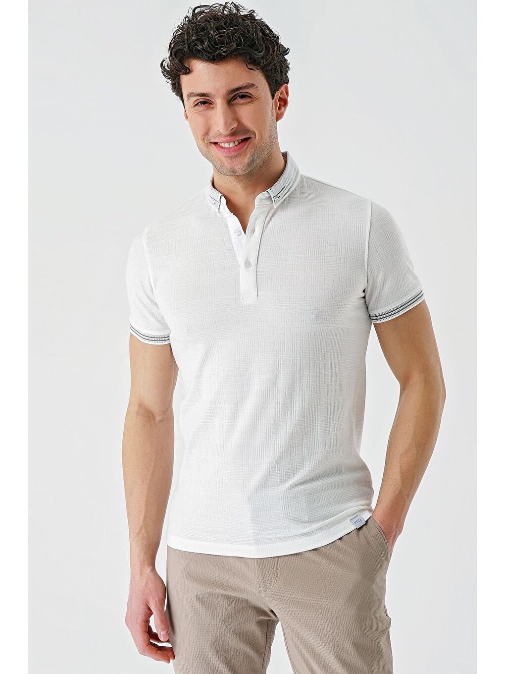 Beyaz Desenli Jakarlı Düğmeli Yaka Cepli Casual Slim Fit Dar Kesim Tişört 1011240174-7