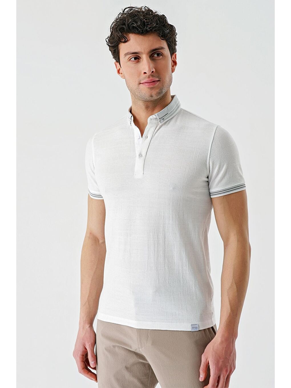 Beyaz Desenli Jakarlı Düğmeli Yaka Cepli Casual Slim Fit Dar Kesim Tişört 1011240174-8