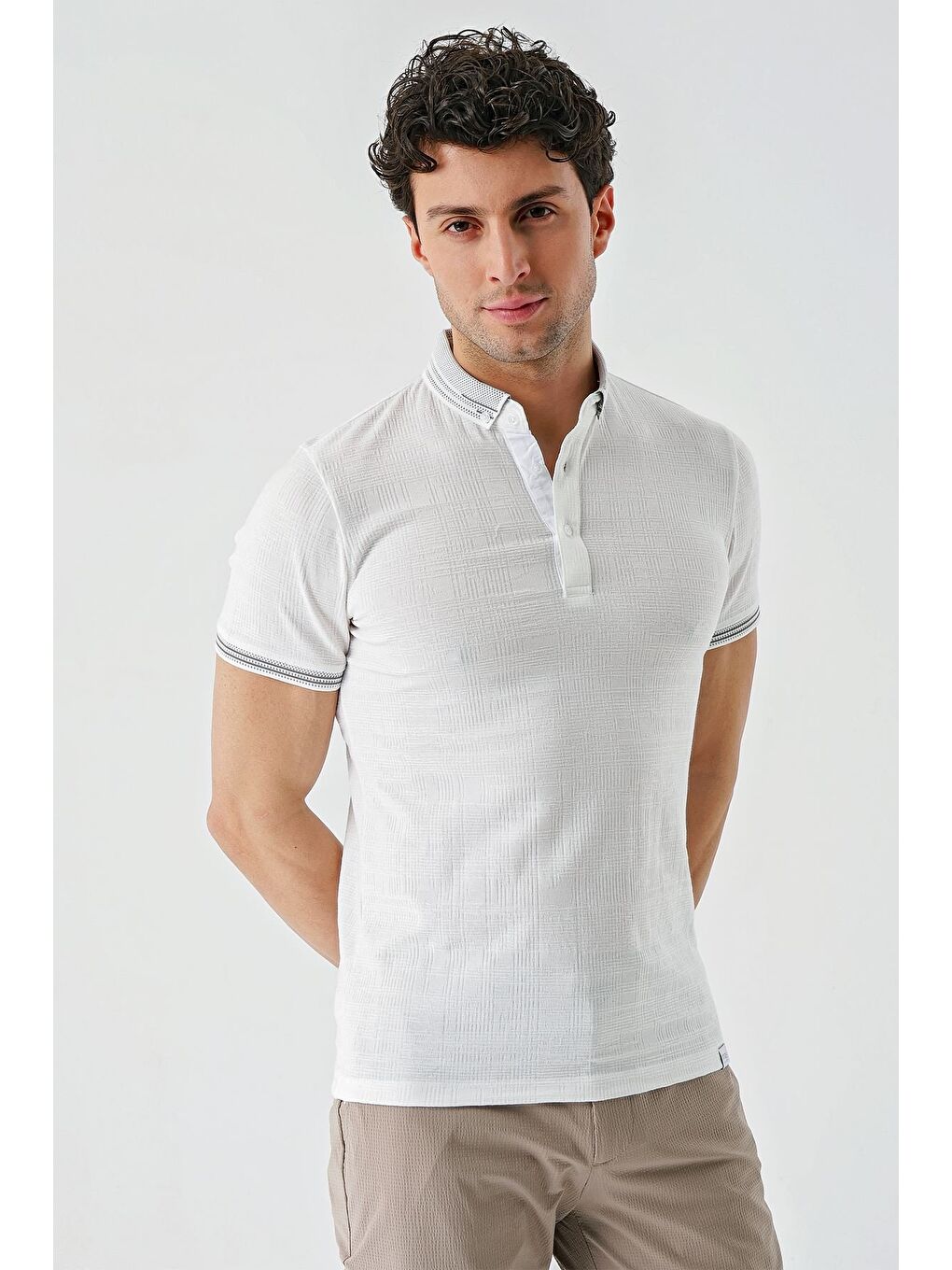 Beyaz Desenli Jakarlı Düğmeli Yaka Cepli Casual Slim Fit Dar Kesim Tişört 1011240174-9