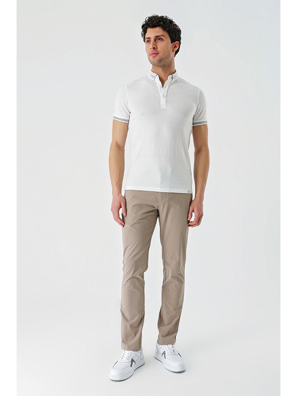 Beyaz Desenli Jakarlı Düğmeli Yaka Cepli Casual Slim Fit Dar Kesim Tişört 1011240174-10