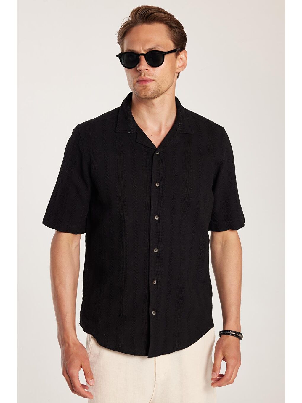 Erkek Regular Fit Klasik Kesim %100 Pamuk Keten Efekt Kısa Kollu Spor Apaş Yaka Siyah Gömlek-1