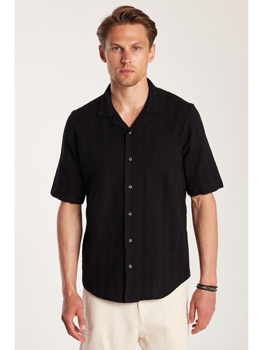 Erkek Regular Fit Klasik Kesim %100 Pamuk Keten Efekt Kısa Kollu Spor Apaş Yaka Siyah Gömlek-3