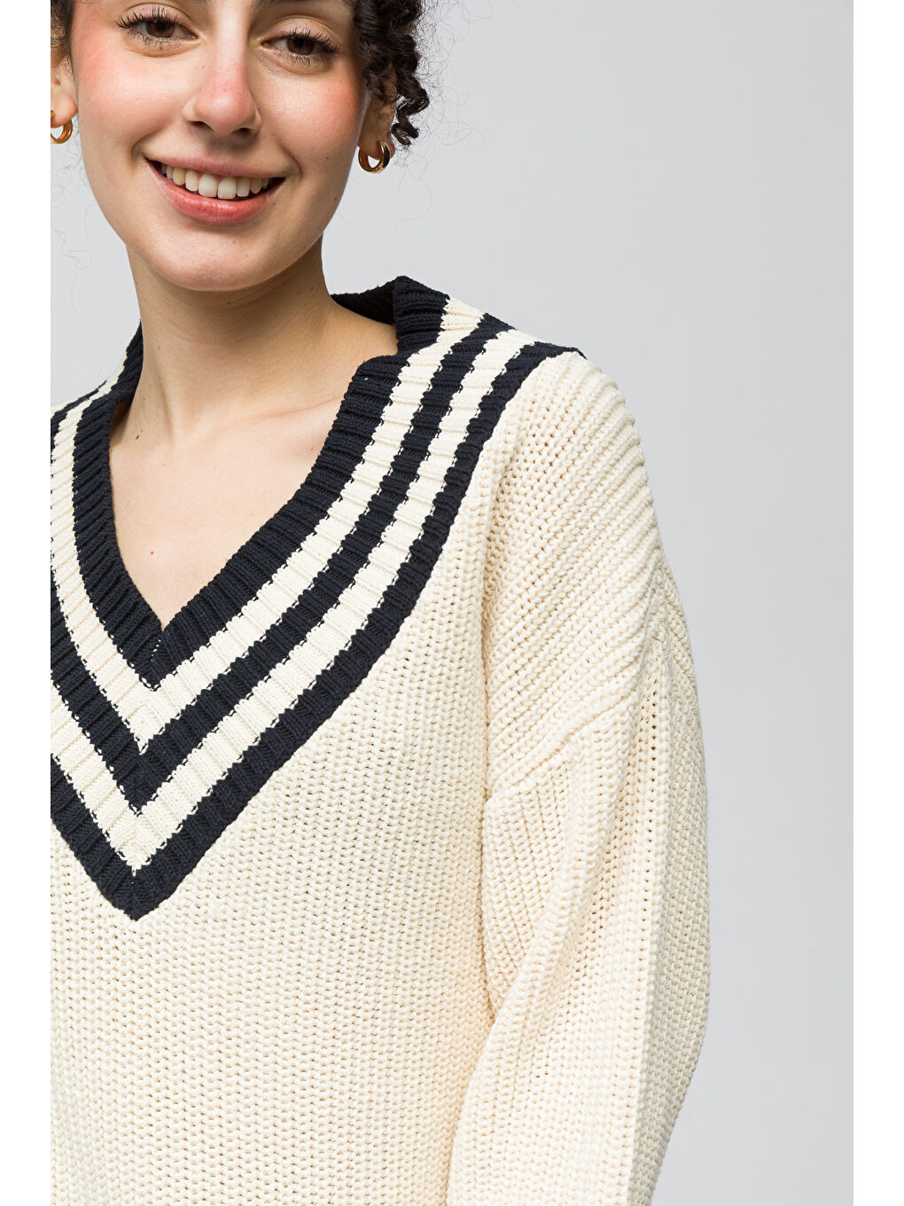 Basel   V Yaka Uzun Kollu Çizgi Detaylı Kazak   Ekru Renk-3