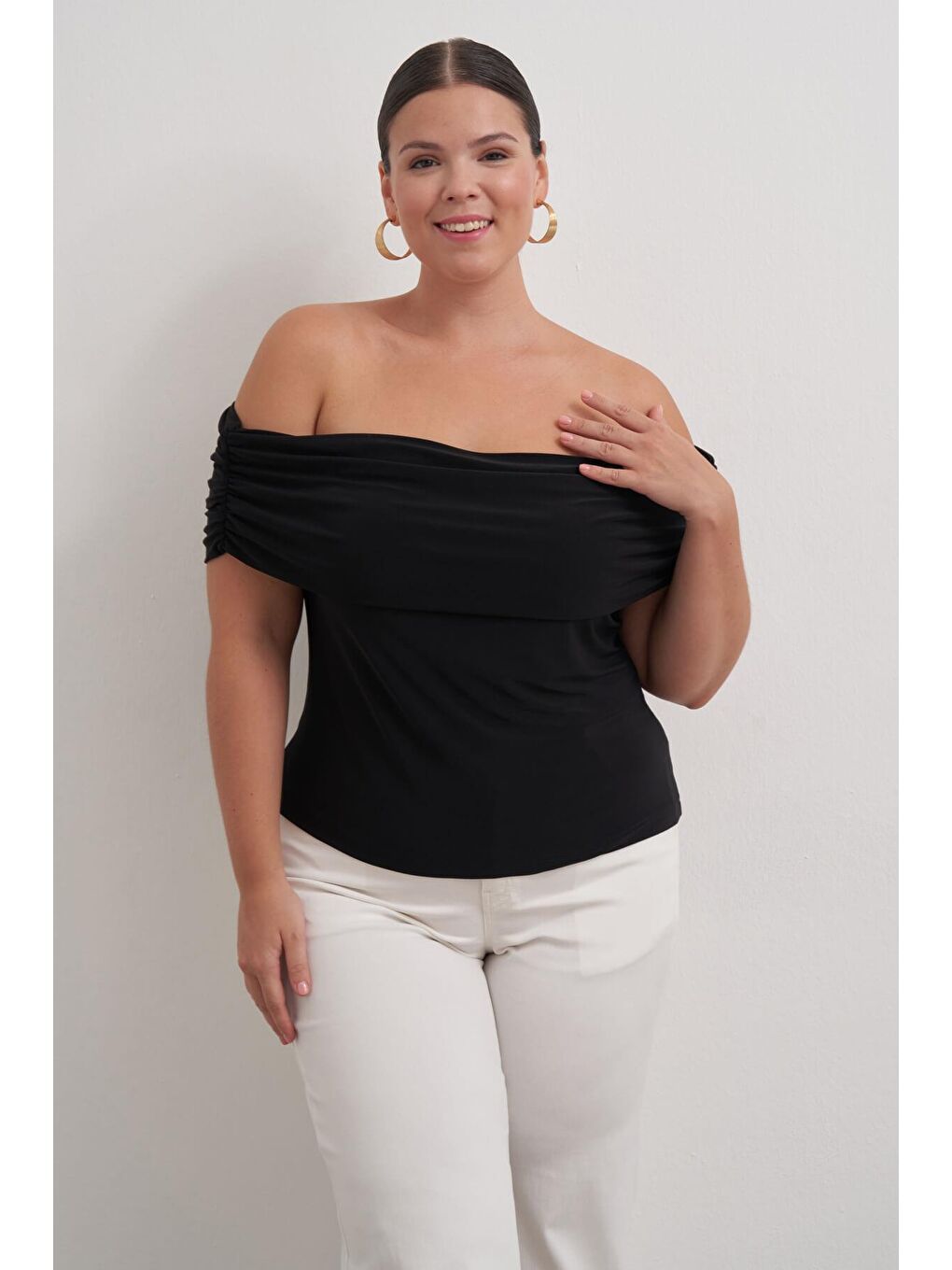 Siyah Açık Omuzlu Büzgülü Bluz