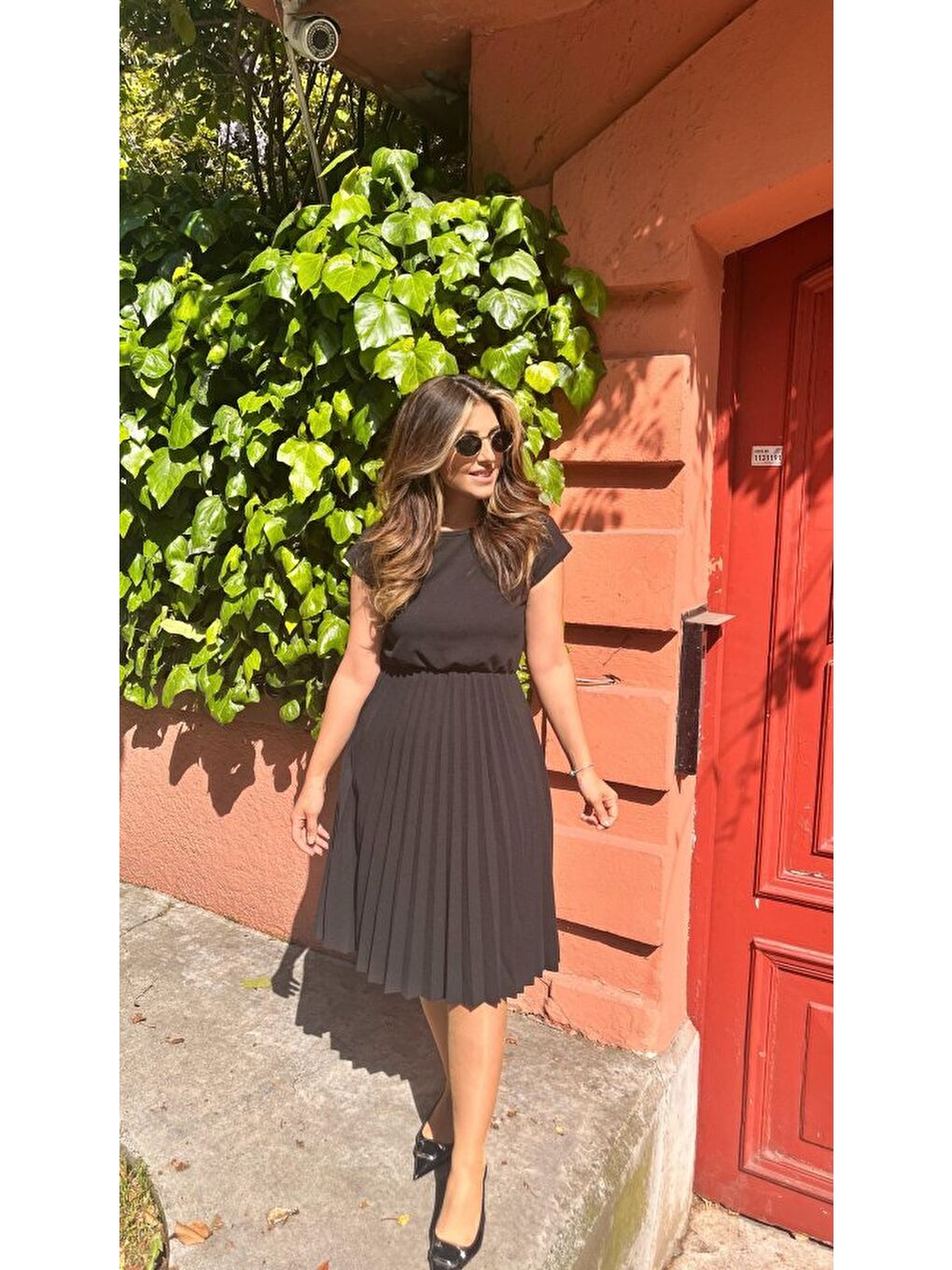 Siyah Kadın Kısa Kollu Yakası Açık Belden Lastikli Pileli Kısa Ithal Krep Elbise-1