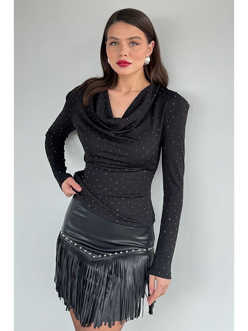 Siyah Omuz Vatkalı Degaje Yaka Taşlı Bluz