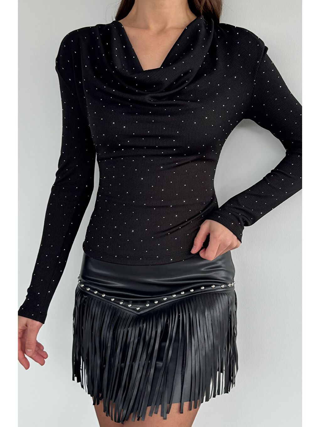 Siyah Omuz Vatkalı Degaje Yaka Taşlı Bluz-1