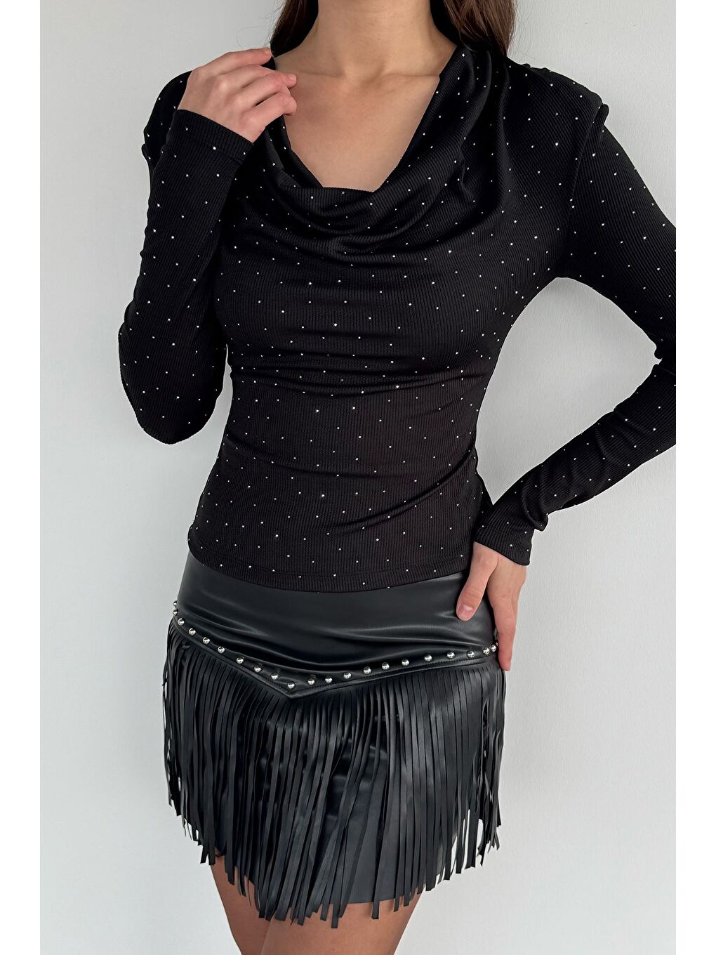 Siyah Omuz Vatkalı Degaje Yaka Taşlı Bluz-2