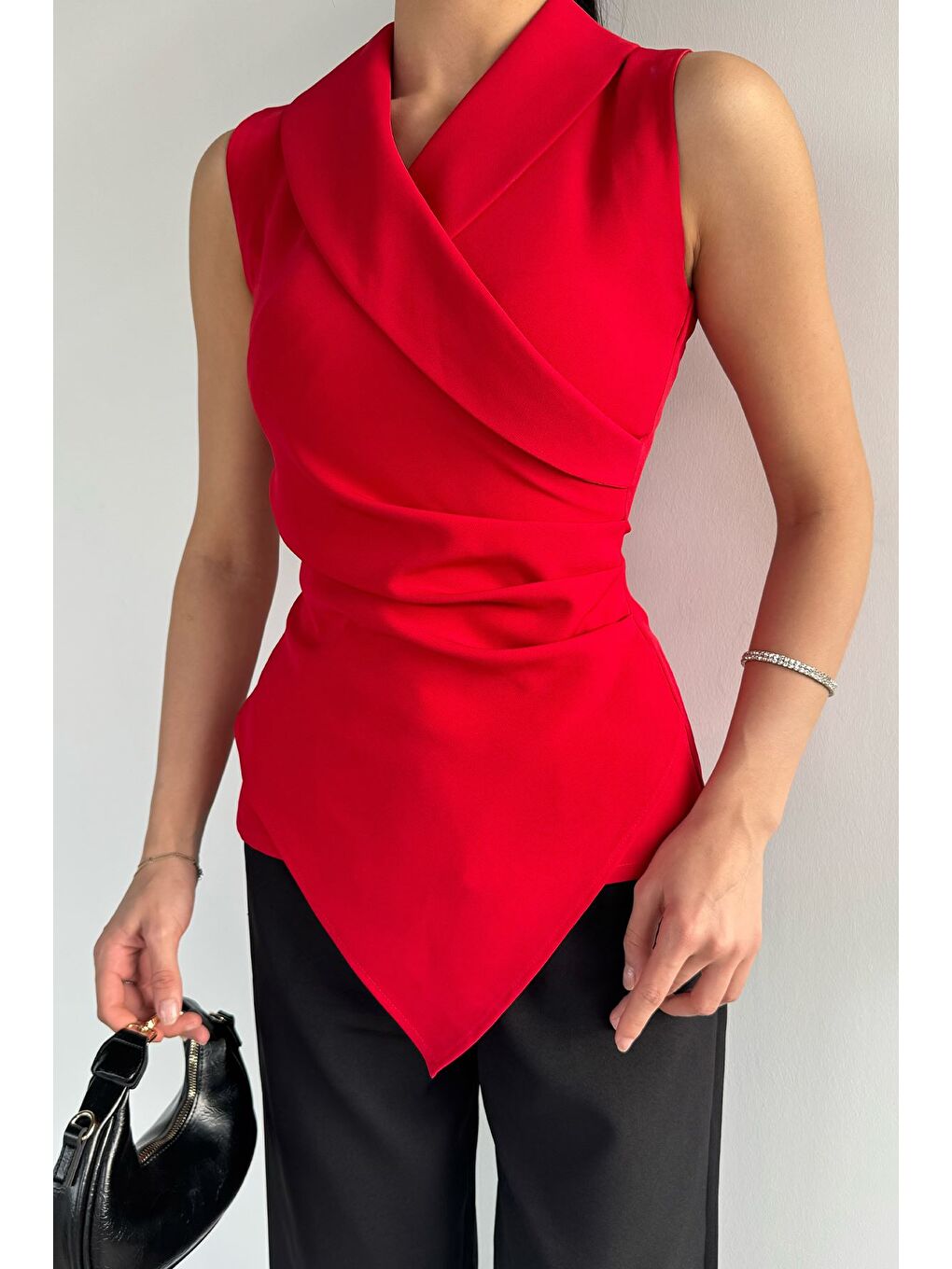 Kırmızı Kadın Kruvaze Yaka Drape Detaylı Asimetrik Bluz-1