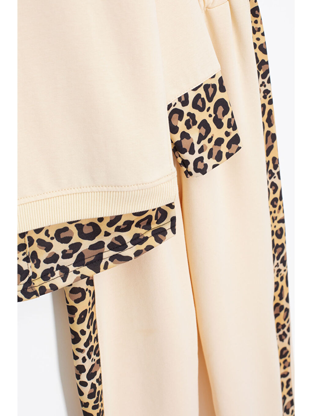 Ekru Krem Leopar Şerit Detaylı Kalpli Kız Çocuk Alt Üst 2li Takım 20666-2