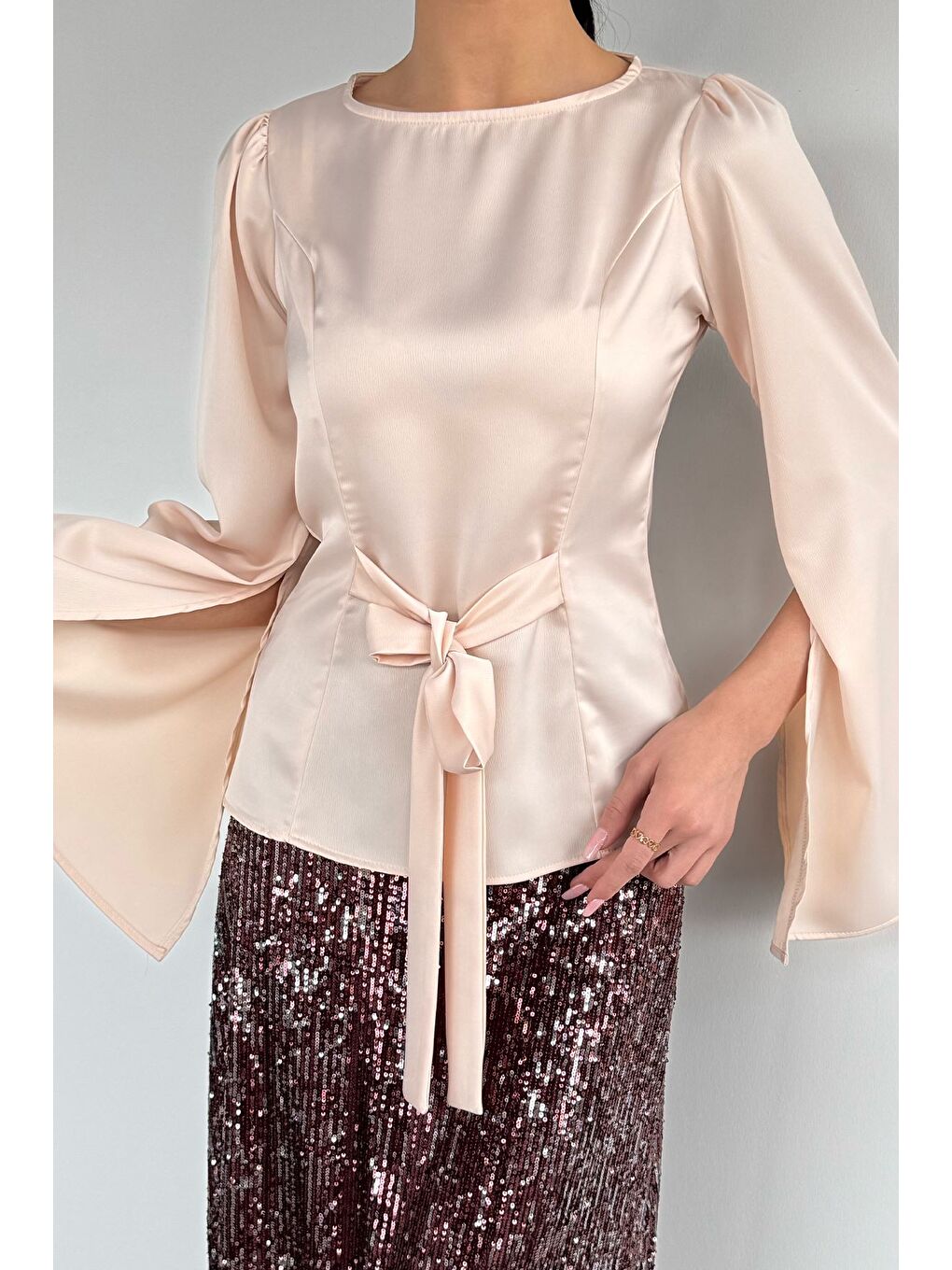 Bej Kadın Ön Bağlamalı Kol Yırtmaçlı Saten Bluz-1