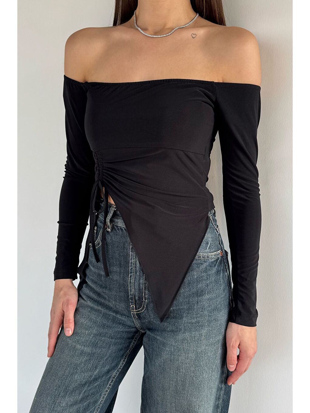 Siyah Kadın Ön Büzgü Detaylı Elastanlı Asimetrik Kesim Crop Top Bluz-1