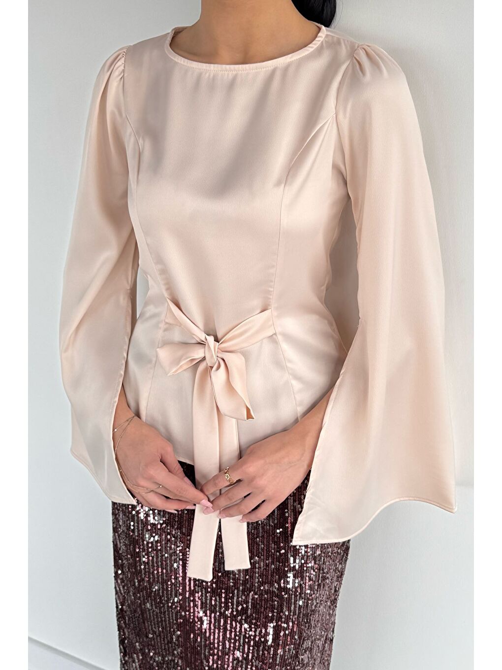 Bej Kadın Ön Bağlamalı Kol Yırtmaçlı Saten Bluz-2