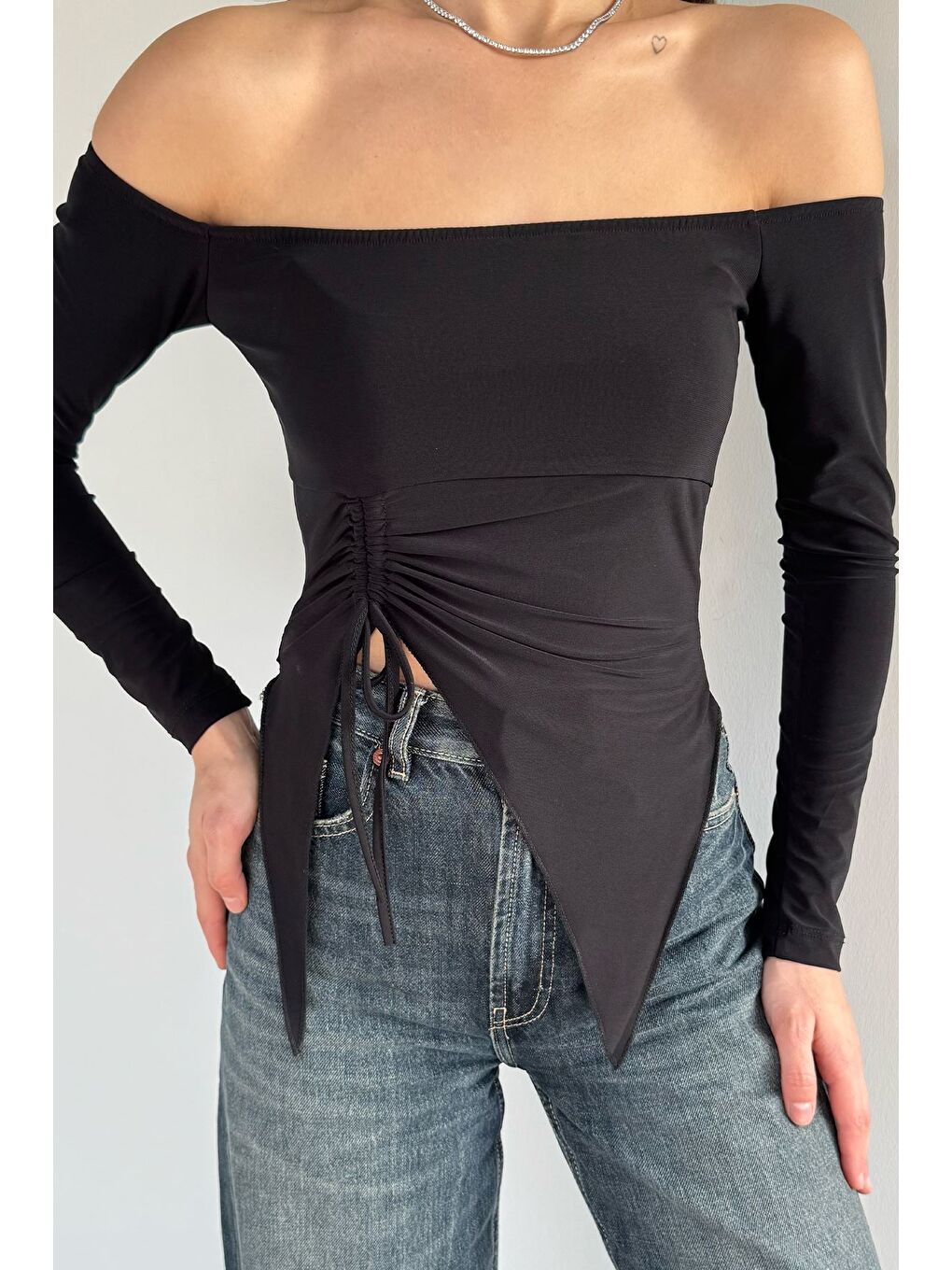 Siyah Kadın Ön Büzgü Detaylı Elastanlı Asimetrik Kesim Crop Top Bluz-2