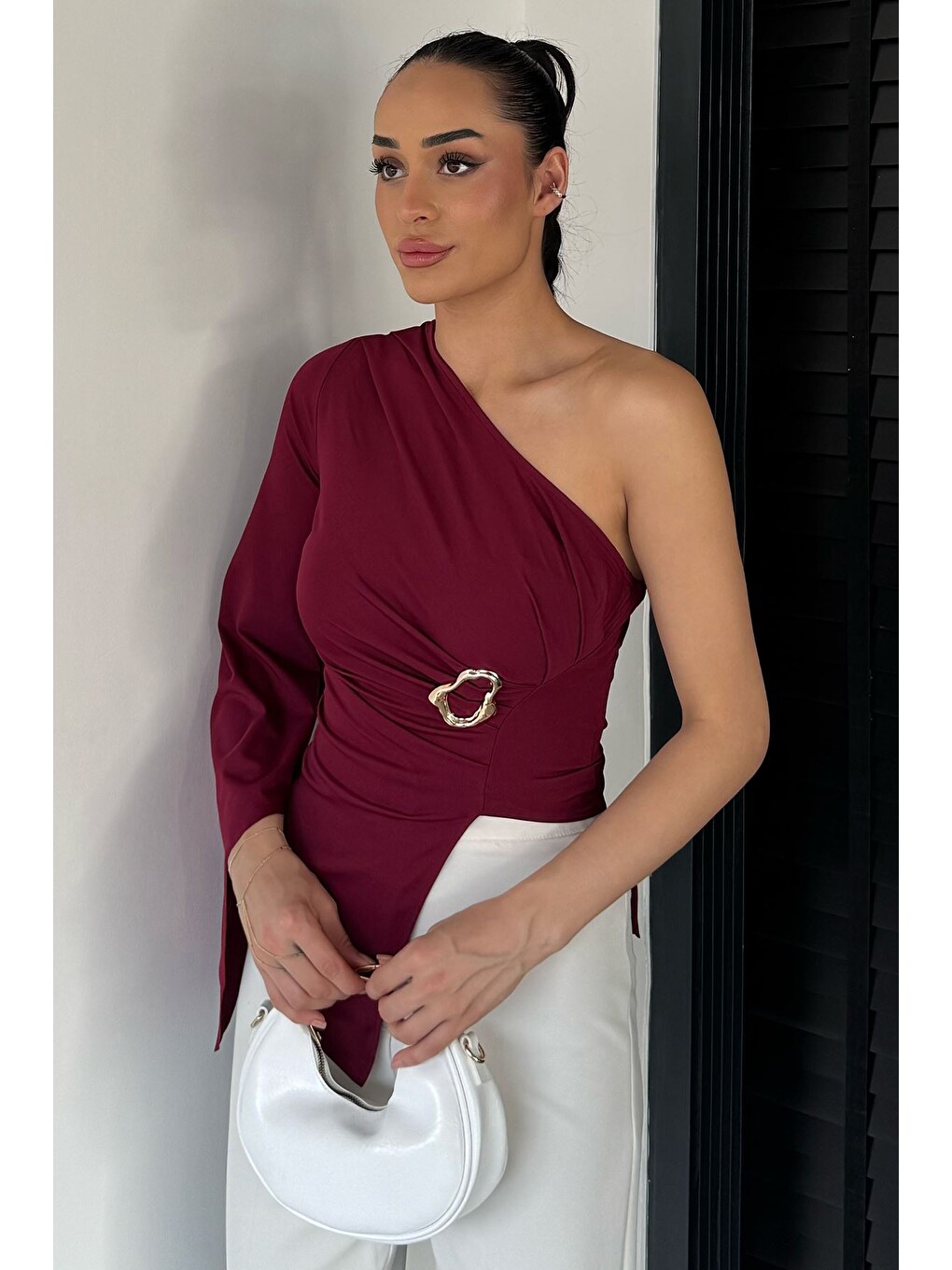 Bordo Kadın Drapeli Gold Toka Detaylı Tek Omuz Bluz-1