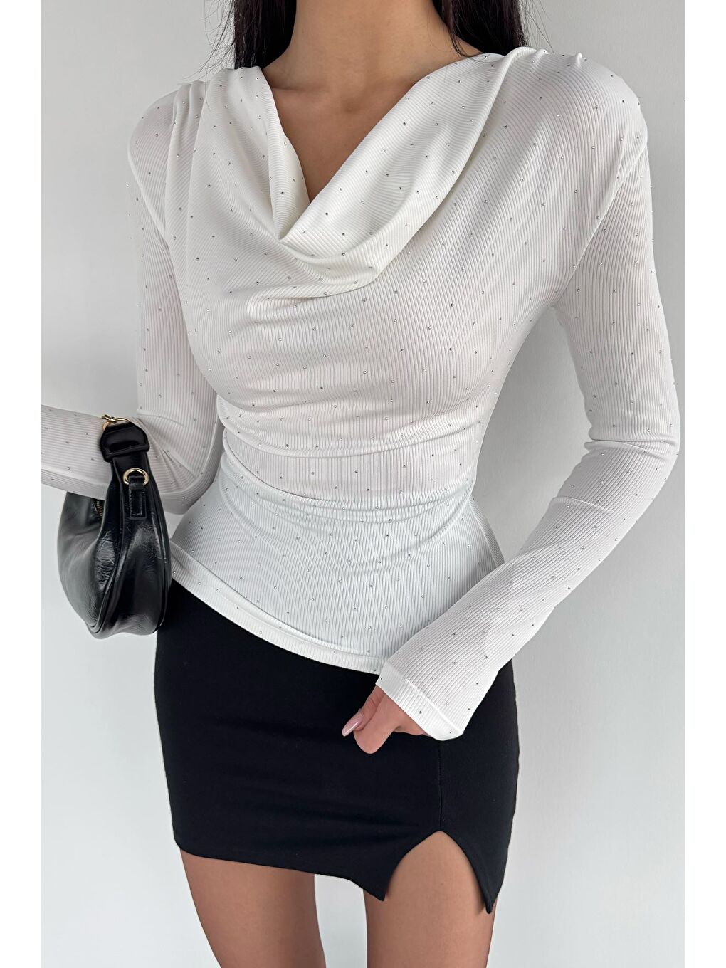 Ekru Omuz Vatkalı Degaje Yaka Taşlı Bluz-1