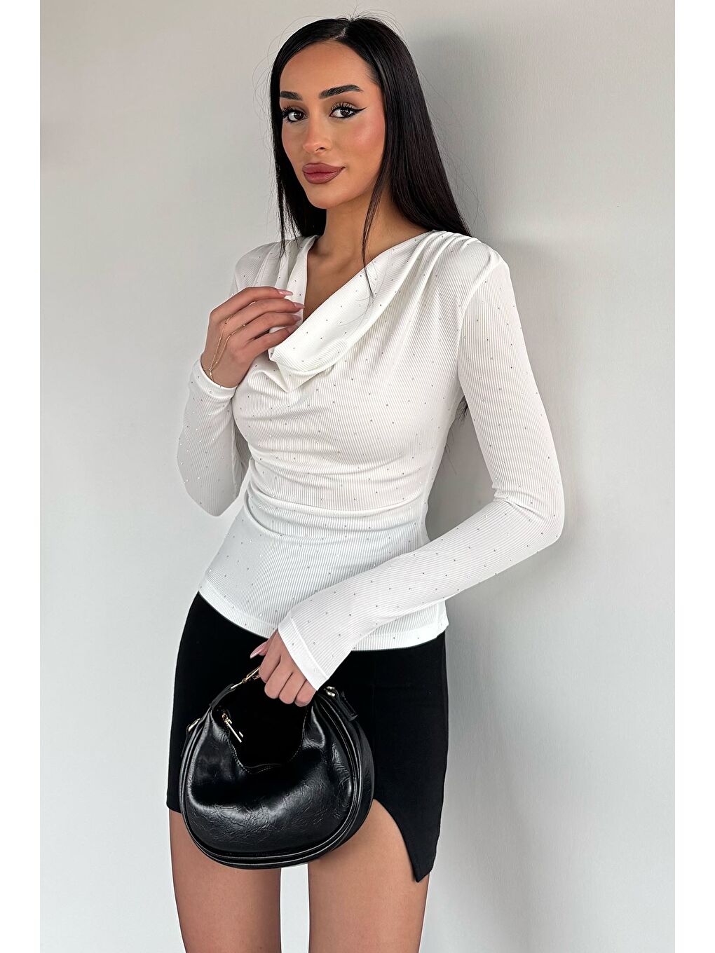 Ekru Omuz Vatkalı Degaje Yaka Taşlı Bluz-2