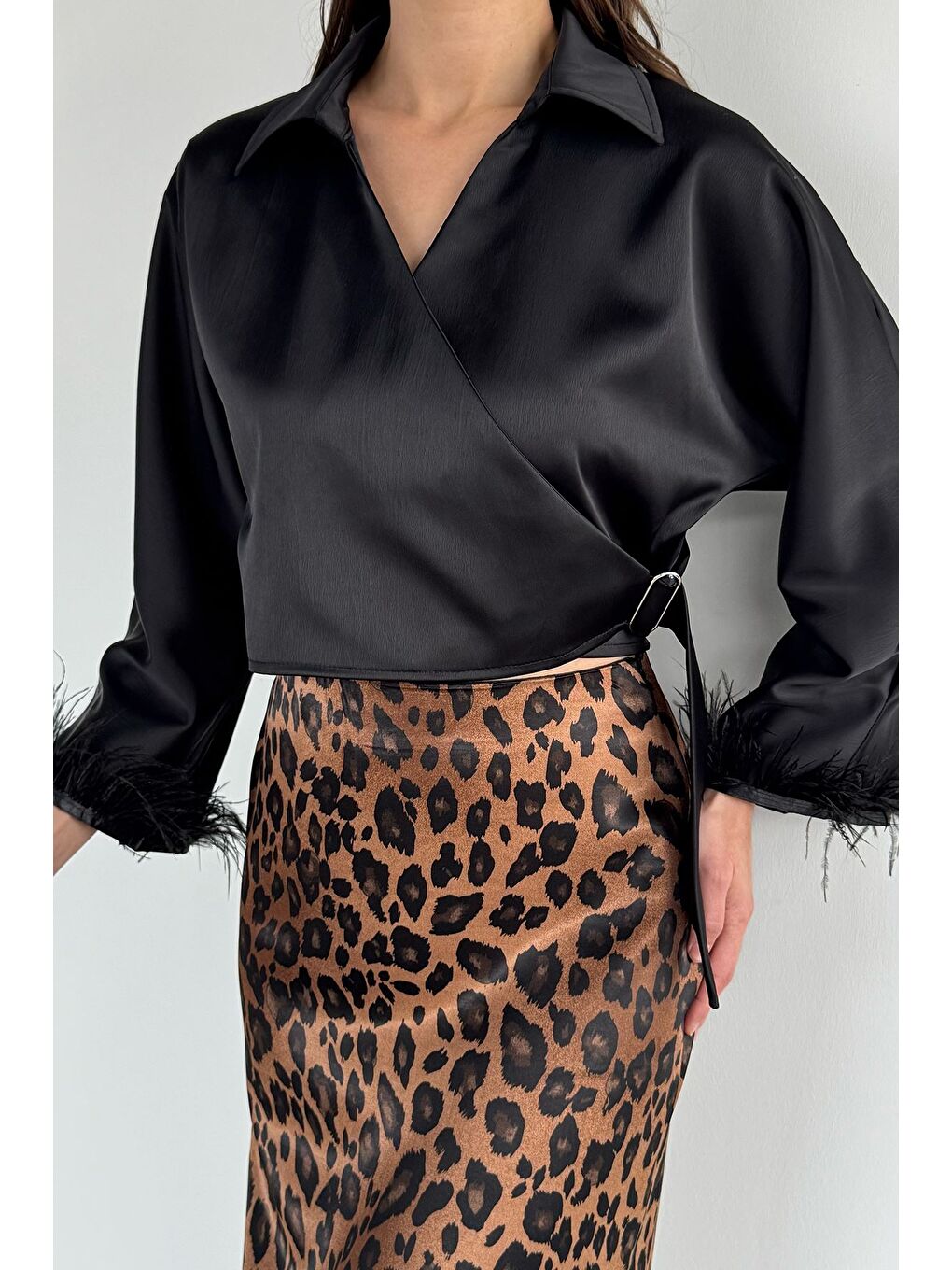 Siyah Kadın Kol Ucu Tüylü Kruvaze Yaka Saten Bluz-1