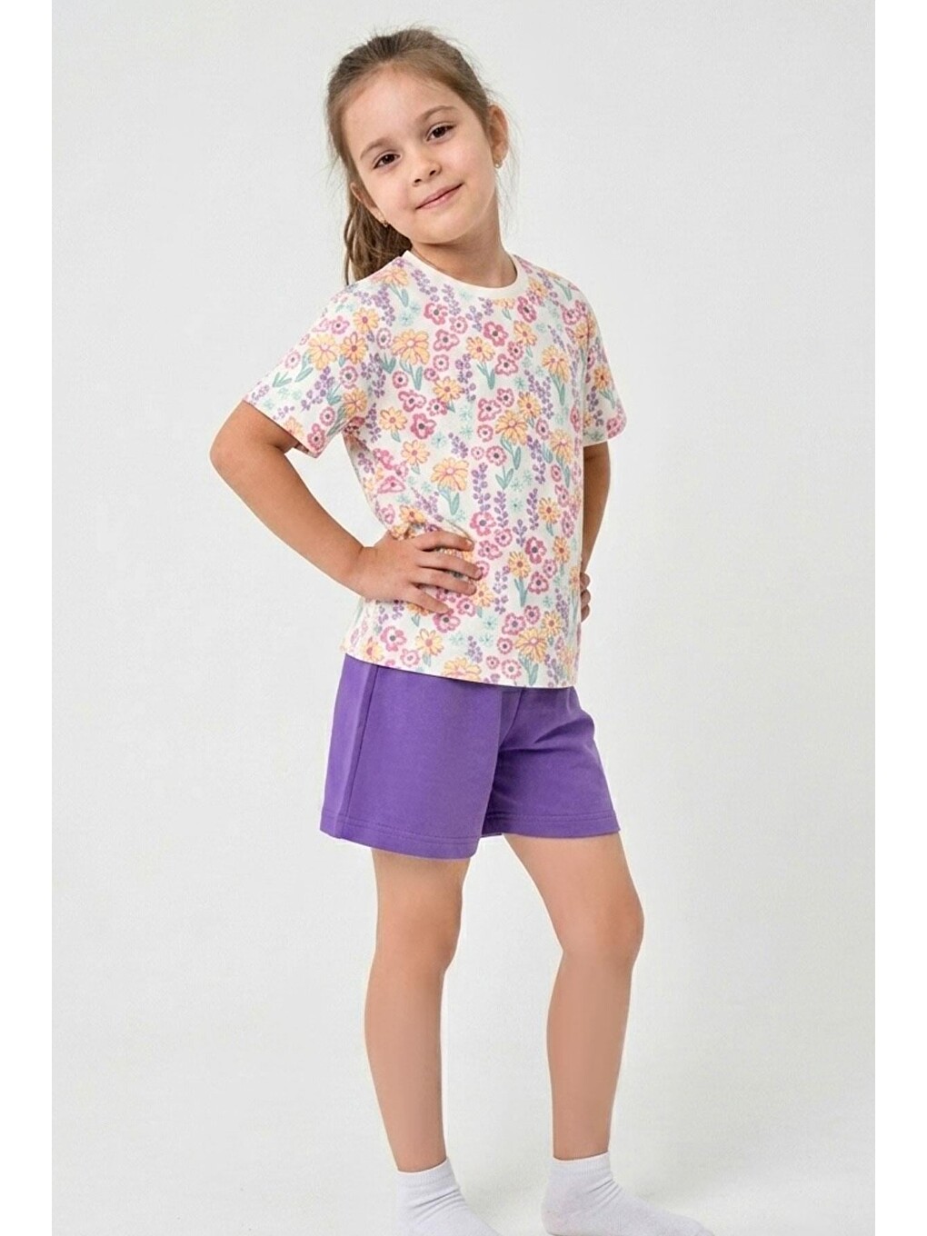 Kız Çocuk Şortlu Pijama Takımı Renkli Çiçek Desenli Beyaz (4-8 Yaş)