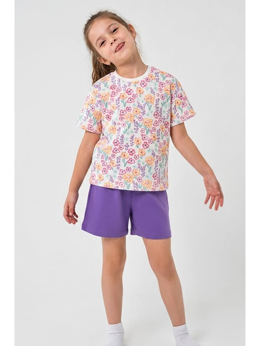 Kız Çocuk Şortlu Pijama Takımı Renkli Çiçek Desenli Beyaz (4-8 Yaş)-1