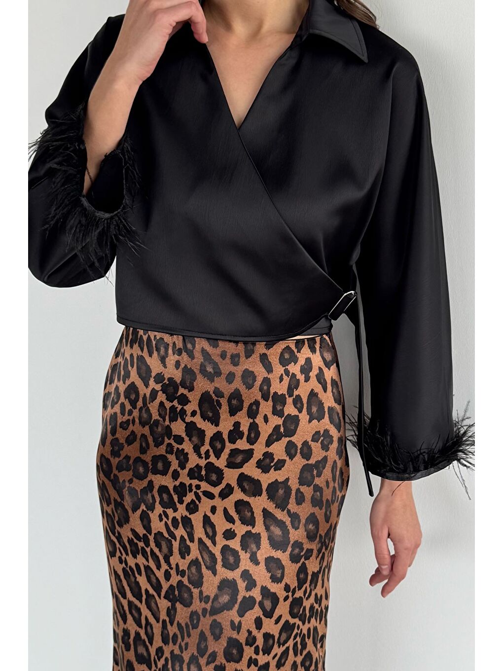 Siyah Kadın Kol Ucu Tüylü Kruvaze Yaka Saten Bluz-2