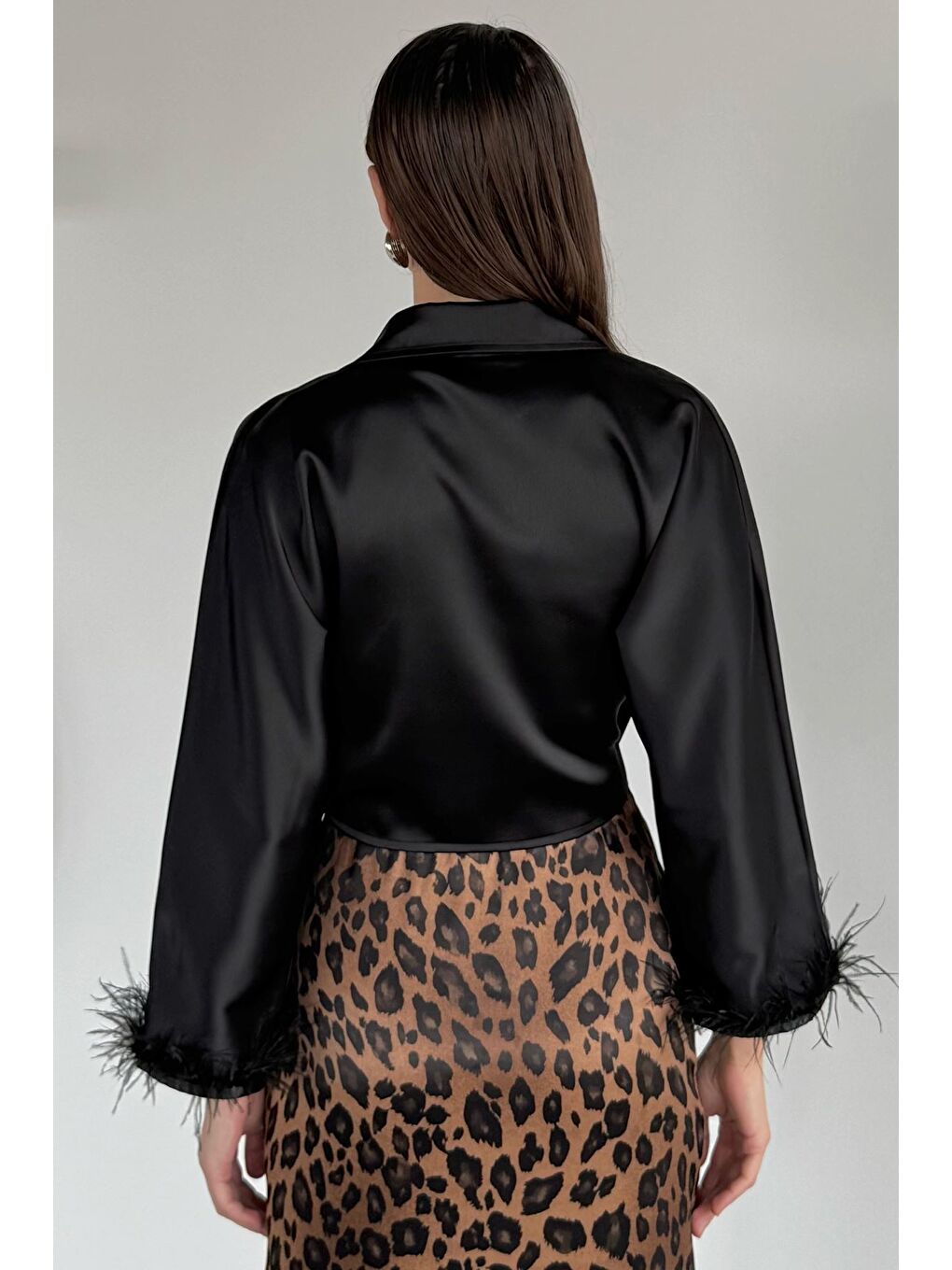Siyah Kadın Kol Ucu Tüylü Kruvaze Yaka Saten Bluz-3