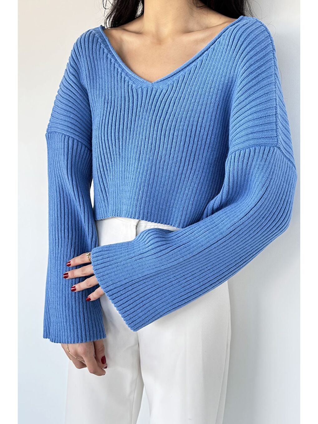 Mavi V Yaka Crop Top Salaş Triko Bluz