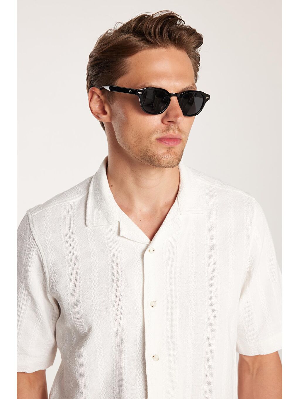 Erkek Regular Fit Klasik Kesim %100 Pamuk Keten Efekt Kısa Kollu Spor Apaş Yaka Beyaz Gömlek-1