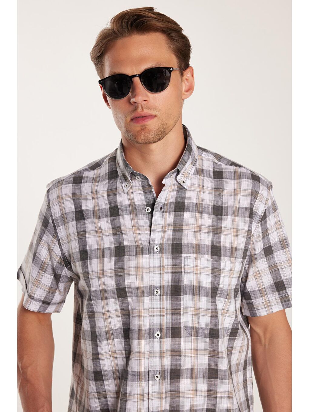 Karışık Erkek Regular Fit Klasik Kesim %100 Pamuk Keten Doku Cepli Kareli Kısa Kollu Düğmeli Yaka Gömlek