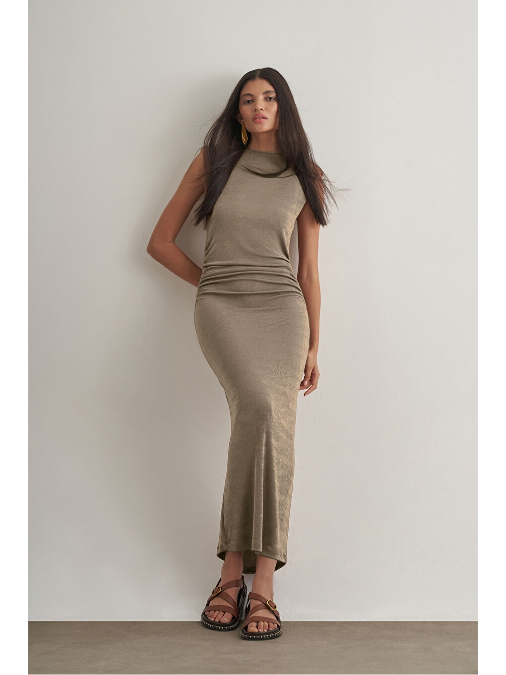 Bej Yan büzgü Detaylı Vatkalı Uzun Kolsuz Vizon Bodycon Elbise-1