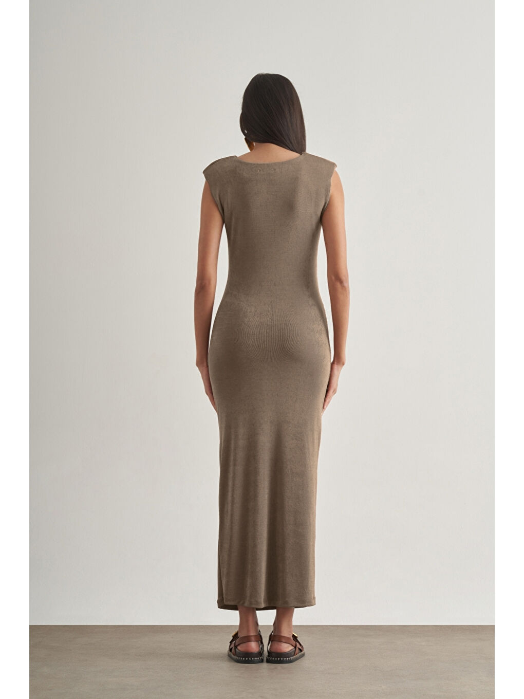 Bej Yan büzgü Detaylı Vatkalı Uzun Kolsuz Vizon Bodycon Elbise-2