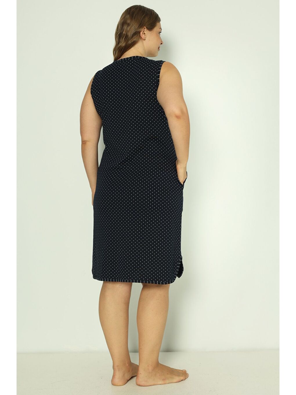 Kadın Lacivert Puantiyeli Büyük Beden Yazı Ve Taş Detaylı Askılı Pamuklu Elbise-3