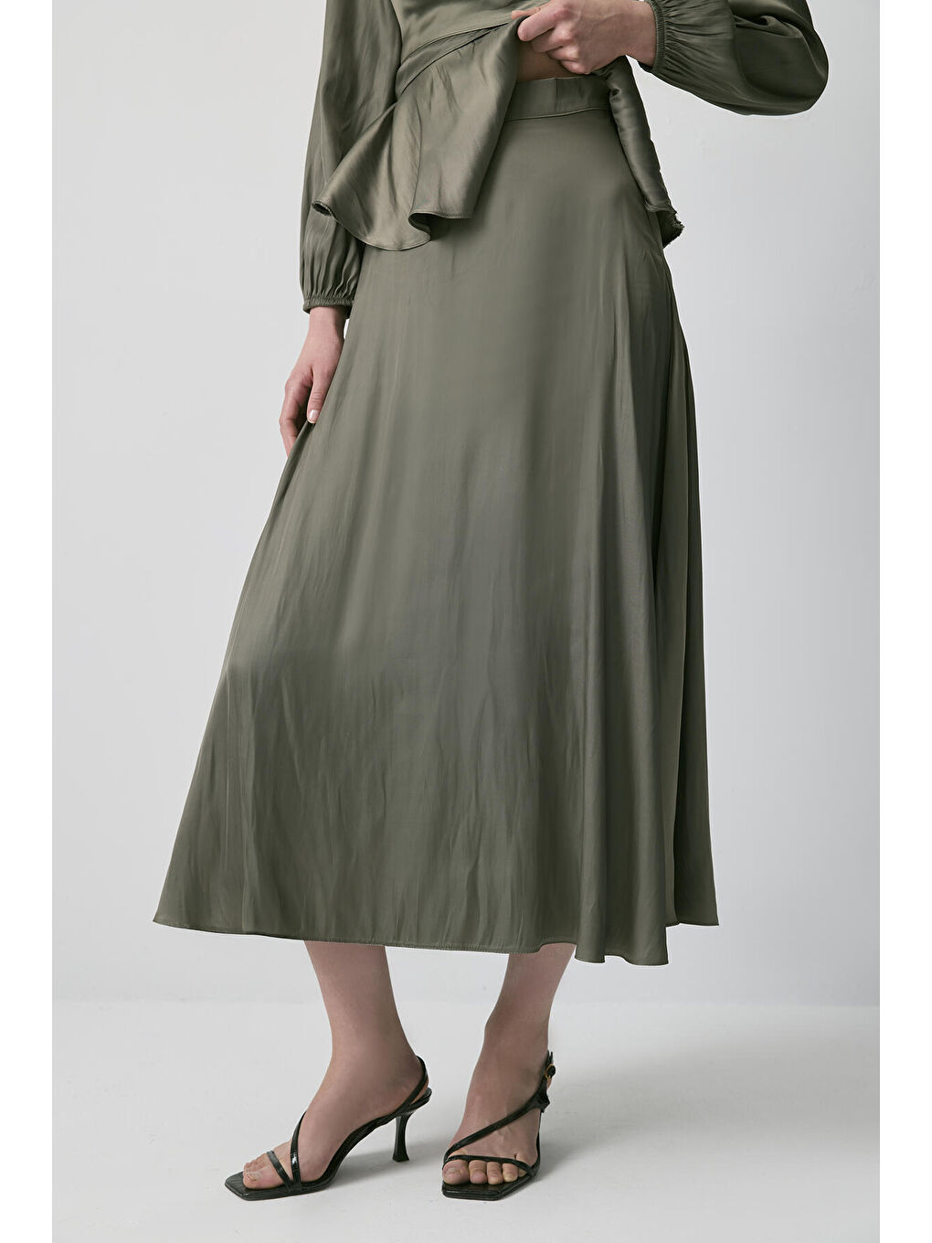 Haki Önden Bağlamalı Saten Bluz Etek Takım-4