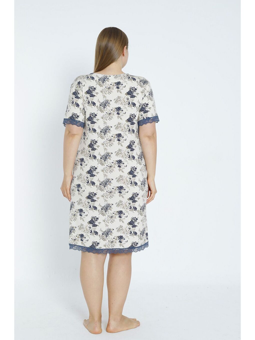 Beyaz Kadın Büyük Beden Düğmeli Dantelli Kısa Kollu Esnek Viskon Gecelik-4