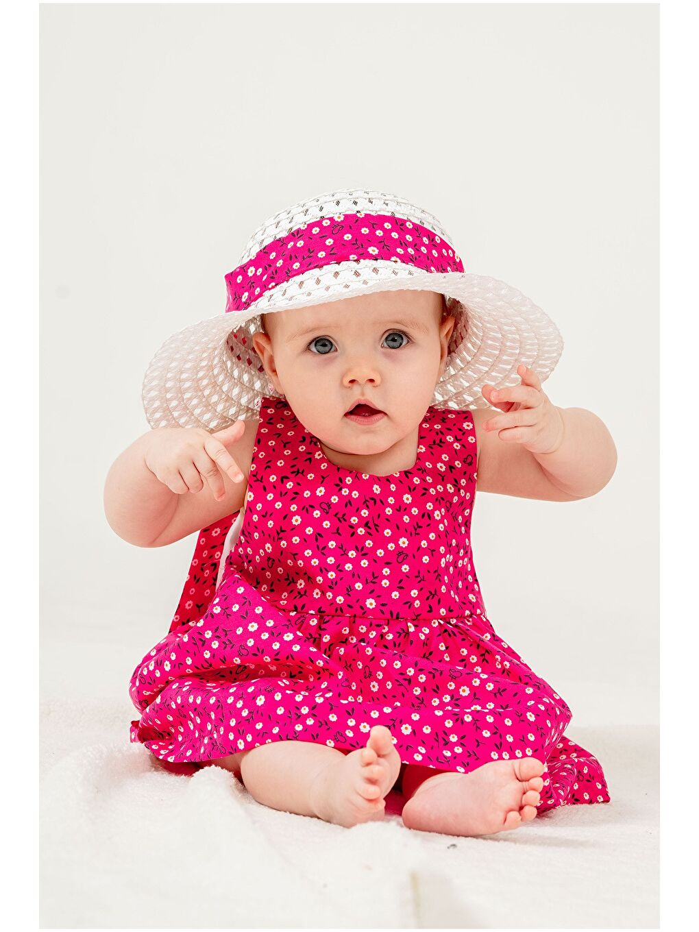 Kırmızı Çiçek Desenli Fiyonklu Kız Bebek Elbisesi