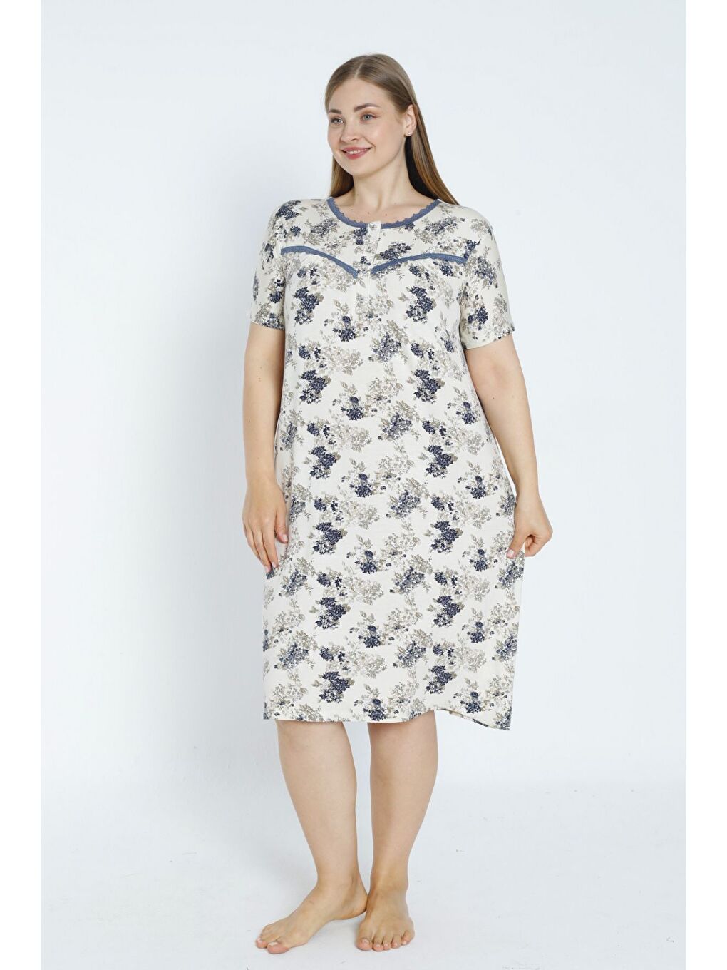 Beyaz Desenli Dantelli Düğmeli Kısa Kollu Esnek Viskon Büyük Beden Gecelik-1