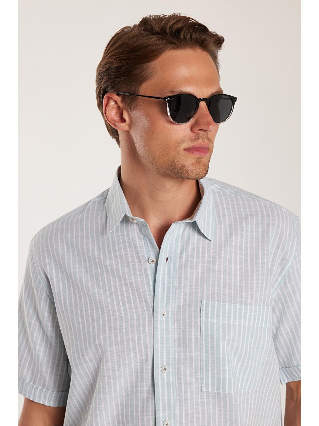 Erkek Regular Fit Klasik Kesim %100 Pamuk Kısa Kollu Keten Doku Tek Cepli Çizgili Yeşil Gömlek-1