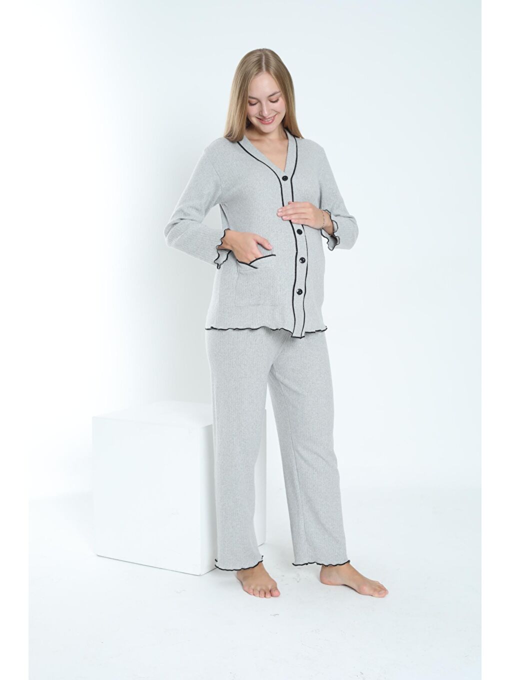 Gri Önden Düğmeli Ayarlanabilir Bel Kol ve Paça Fırfır Detaylı Hamile Pijama Takımı