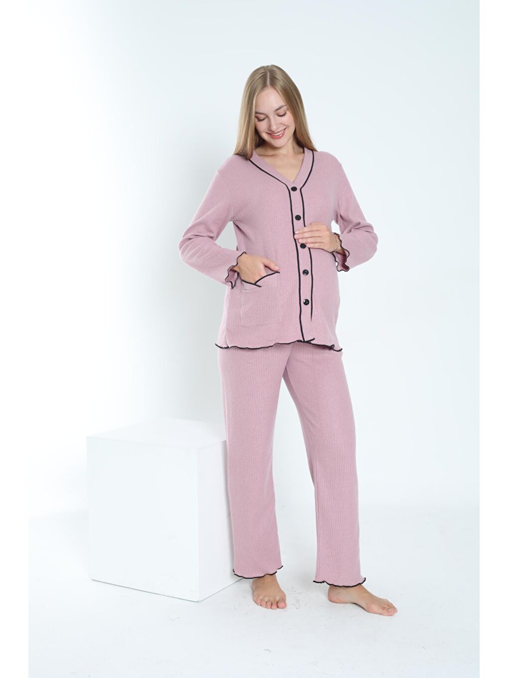 Pembe Gül Kurusu Önden Düğmeli Ayarlanabilir Bel Kol ve Paça Fırfır Detaylı Hamile Pijama Takımı