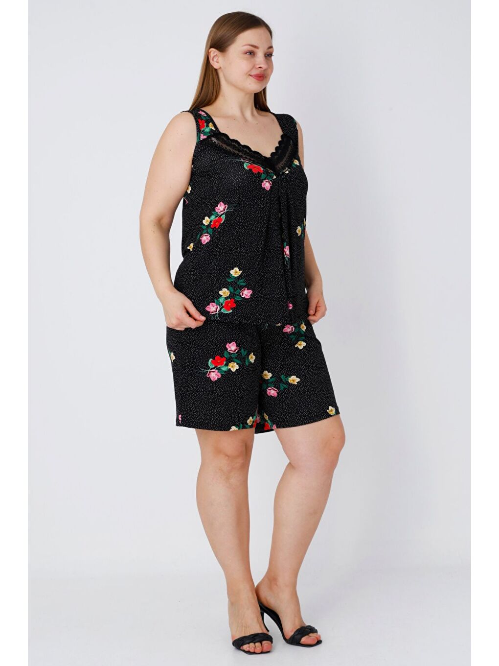 Kadın Siyah Dantelli Puantiyeli Çiçek Desenli Elastanlı Askılı Büyük Beden Alt Üst Gecelik Takım-1